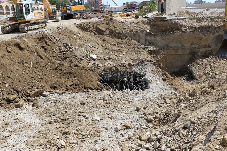 Bakıda çökən yolun altında ikimərtəbəli tikili tapıldı    - FOTOLAR
