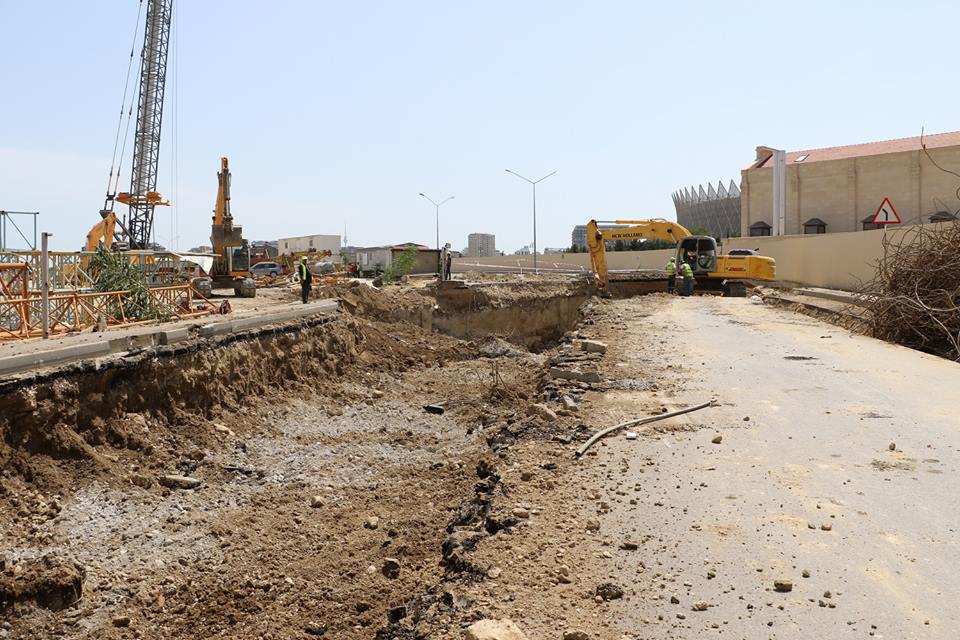 Bakıda çökən yolun altında ikimərtəbəli tikili tapıldı    - FOTOLAR