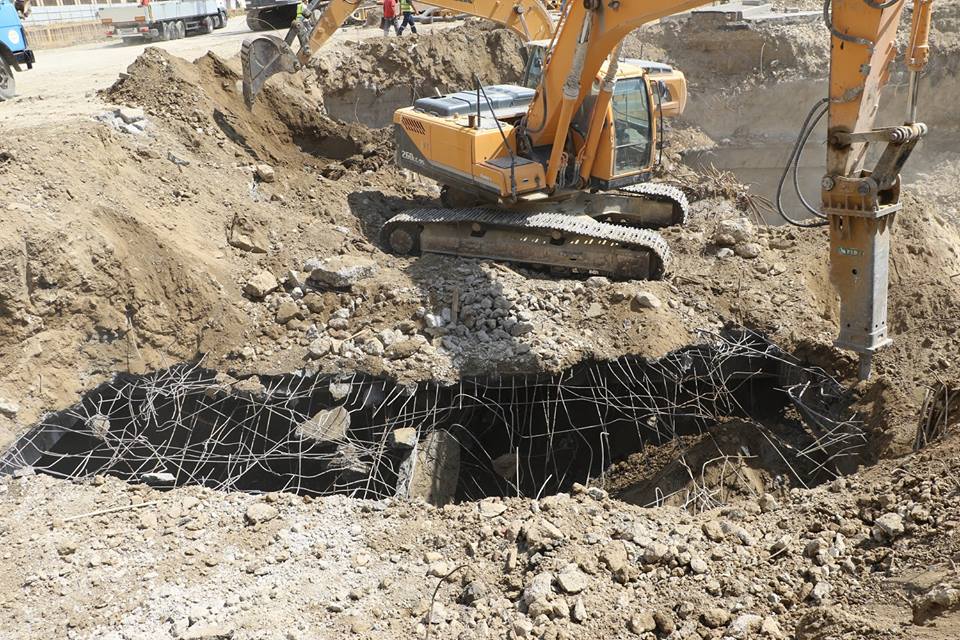 Bakıda çökən yolun altında ikimərtəbəli tikili tapıldı    - FOTOLAR