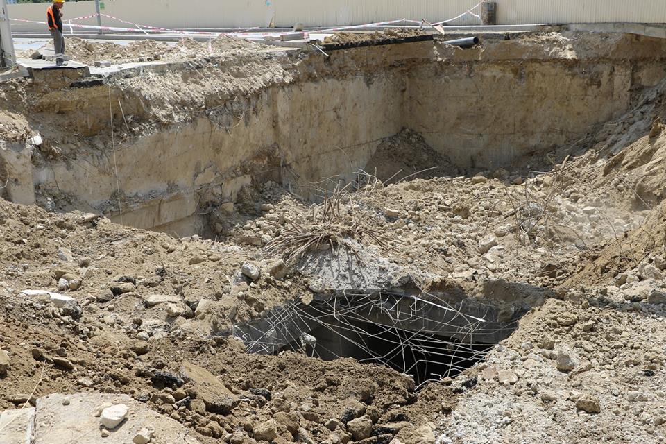 Bakıda çökən yolun altında ikimərtəbəli tikili tapıldı    - FOTOLAR