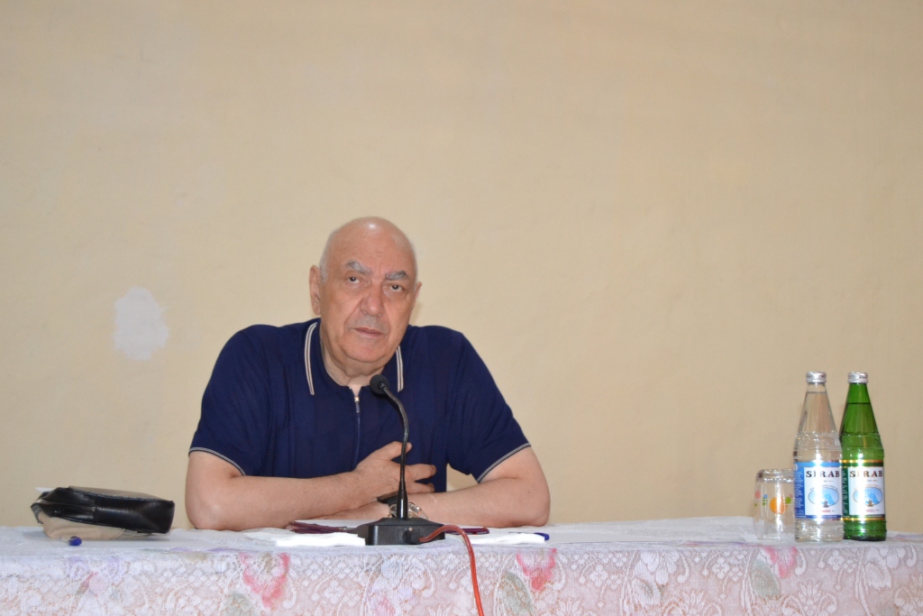 İcra başçısı sakinlərin problemləri ilə maraqlanıb, müşavirə keçirdi    - FOTO