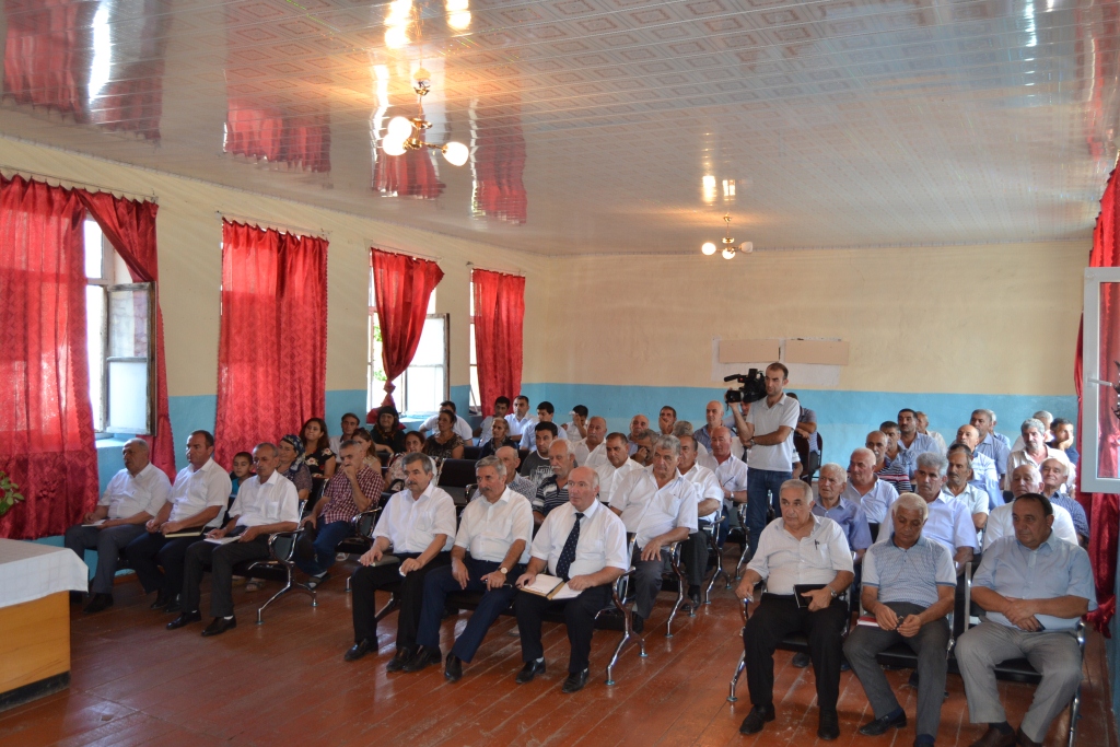 İcra başçısı sakinlərin problemləri ilə maraqlanıb, müşavirə keçirdi    - FOTO