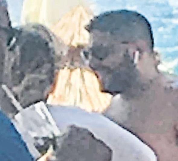 Məşhur müğənninin əri növbəti dəfə xəyanət etdi  - GÖRÜNTÜLƏRİ YAYILDI - FOTO