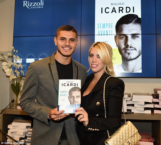 Məşhur futbolçunun arvadı ərinə Maradona ilə xəyanət etdi   - FOTOLAR 