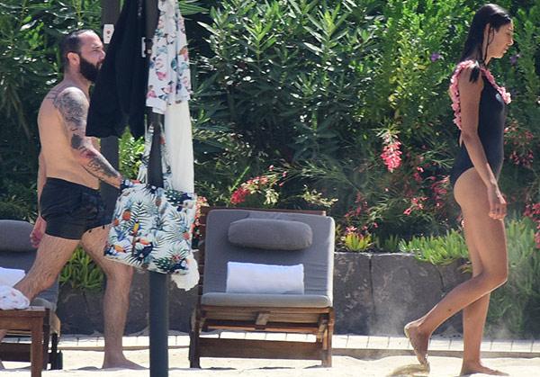  Məşhur müğənni arvadıyla görüntüləndi  - Duş qəbul edərkən - FOTOLAR