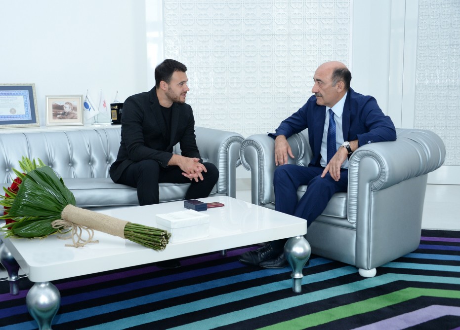 Emin Ağalarova fəxri adın vəsiqəsi və döş nişanı təqdim olundu   - FOTO