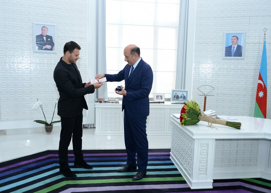 Emin Ağalarova fəxri adın vəsiqəsi və döş nişanı təqdim olundu   - FOTO