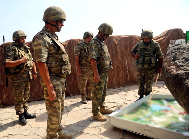 Zakir Həsənov cəbhədə düşməni belə izlədi -  FOTOLAR