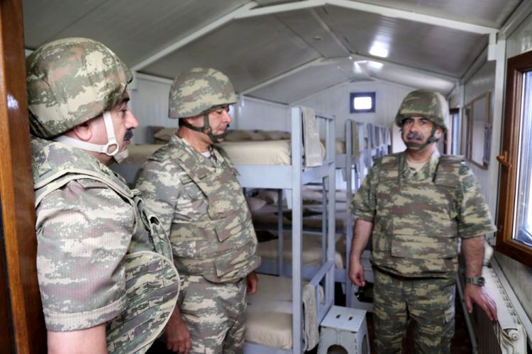 Zakir Həsənov cəbhədə düşməni belə izlədi -  FOTOLAR