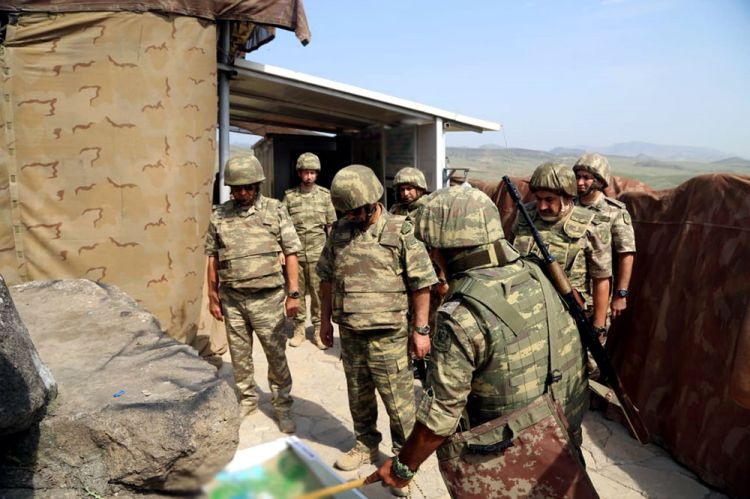 Zakir Həsənov cəbhədə düşməni belə izlədi -  FOTOLAR