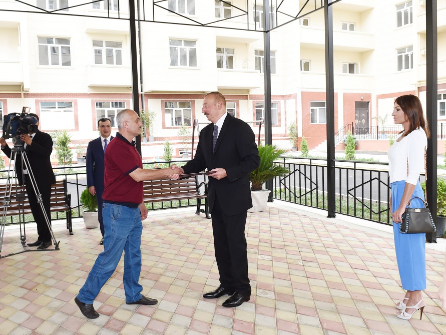 Prezident və xanımı Lökbatanda əlil və şəhid ailələri ilə görüşdü    - FOTO (YENİLƏNİB-2) 