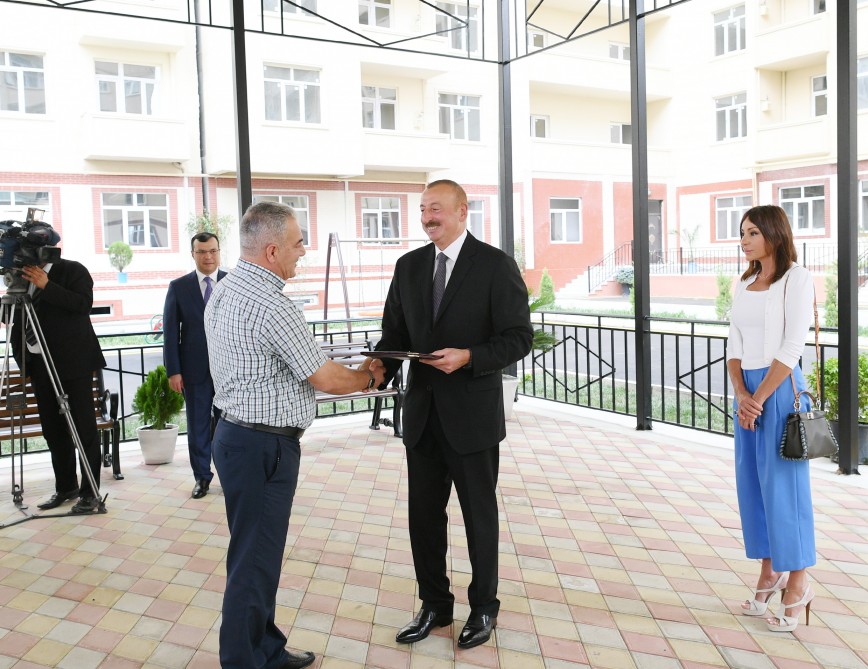 Prezident və xanımı Lökbatanda əlil və şəhid ailələri ilə görüşdü    - FOTO (YENİLƏNİB-2) 