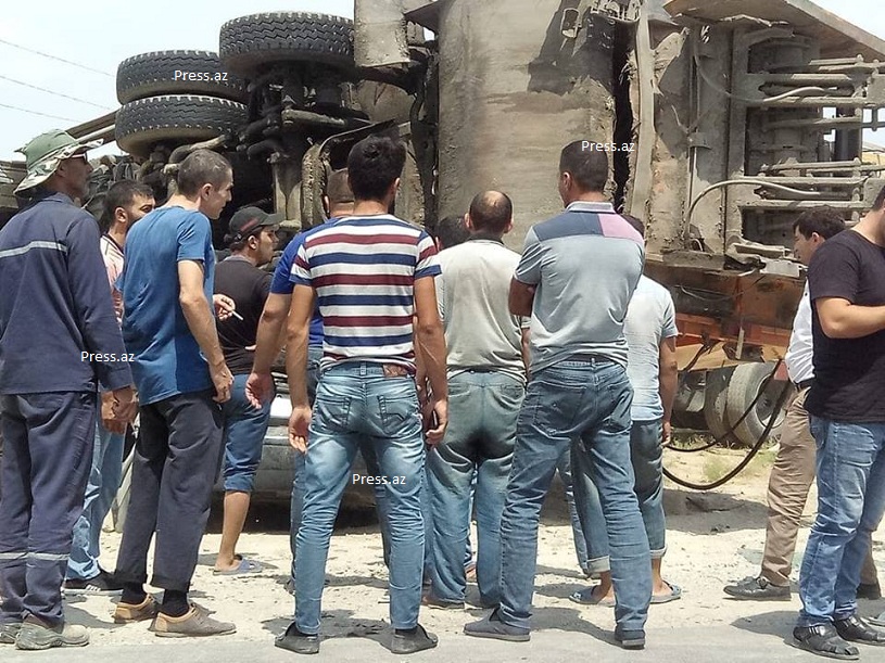 Bakıda zibil maşını minik avtomobilinin üstünə aşdı  - FOTO (VİDEO)