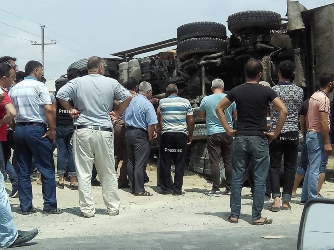 Bakıda zibil maşını minik avtomobilinin üstünə aşdı  - FOTO (VİDEO)