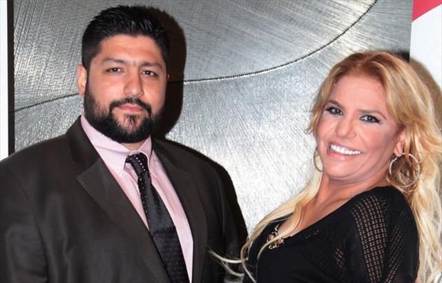 Müğənni boşandı - ANASI SEVİNCİNDƏN OYNADI (FOTO)