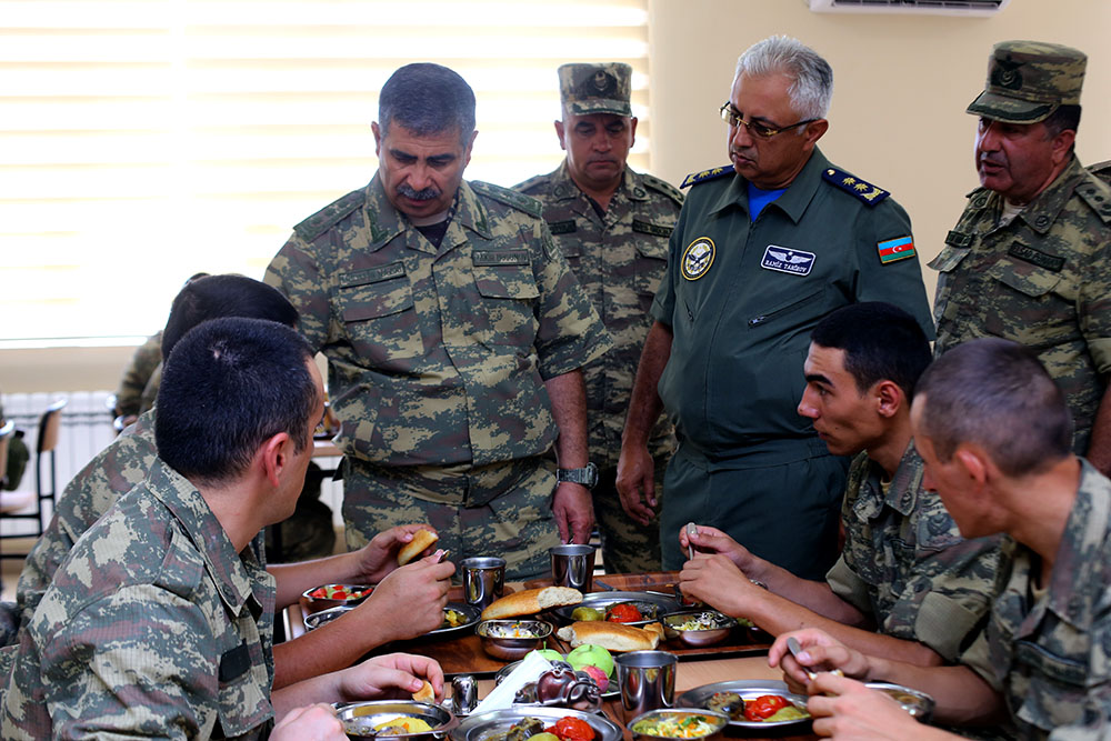 Nazir hərbi hissənin açılışında -  əsgərlərlə nahar etdi