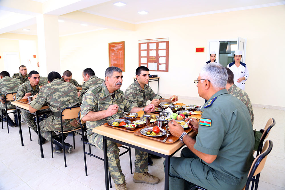 Nazir hərbi hissənin açılışında -  əsgərlərlə nahar etdi