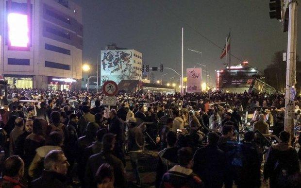 İranda nümayişlər:  Bir nəfər güllələndi - FOTO