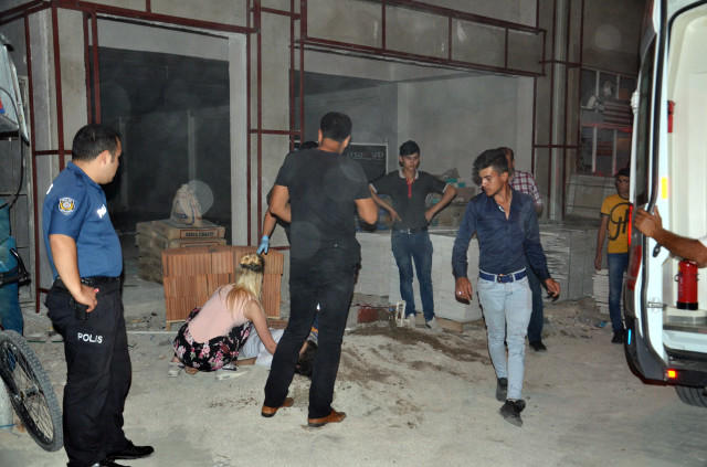 18 yaşlı qız özünü binadan atdı -  İntihar anı kamerada - VİDEO +  FOTO