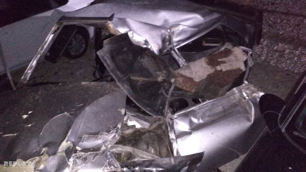 Bakıda Tofaş divara çırpıldı    - ÖLƏNLƏR VAR (FOTO)