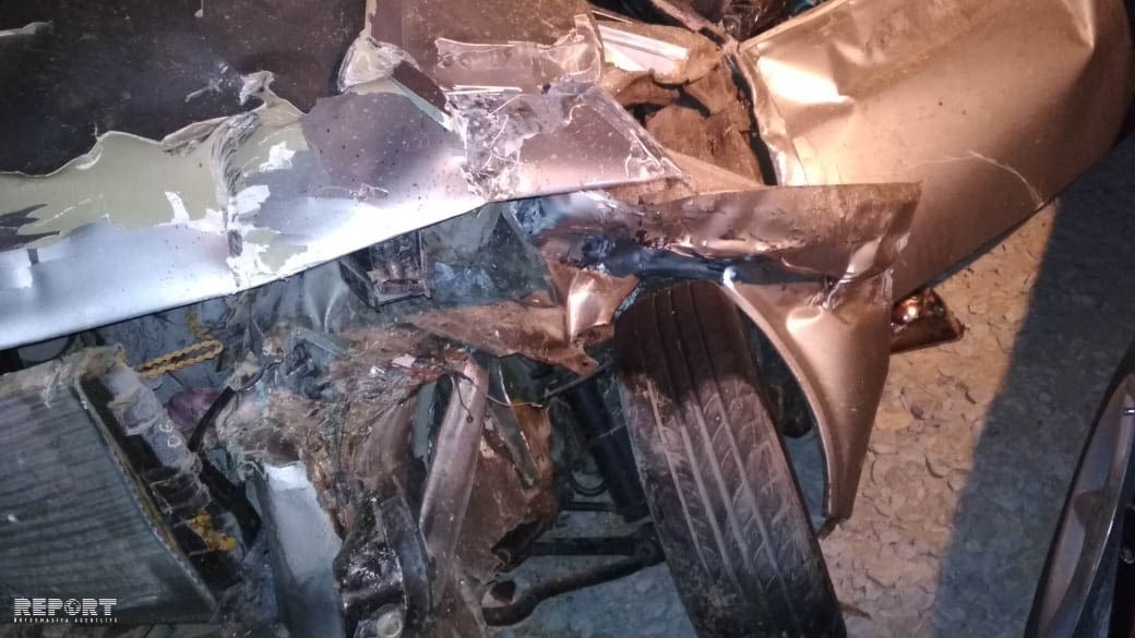 Bakıda Tofaş divara çırpıldı    - ÖLƏNLƏR VAR (FOTO)