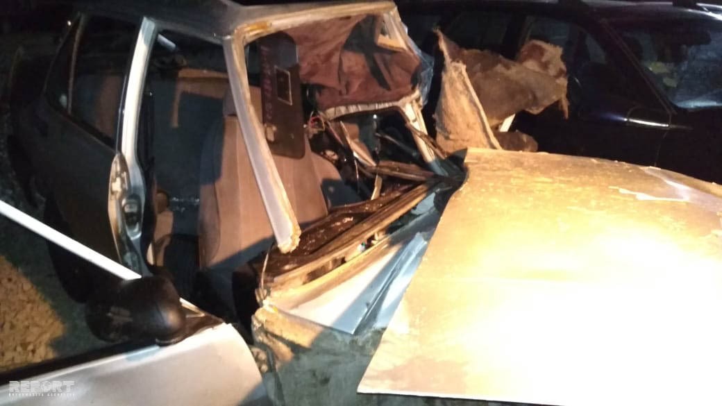 Bakıda Tofaş divara çırpıldı    - ÖLƏNLƏR VAR (FOTO)
