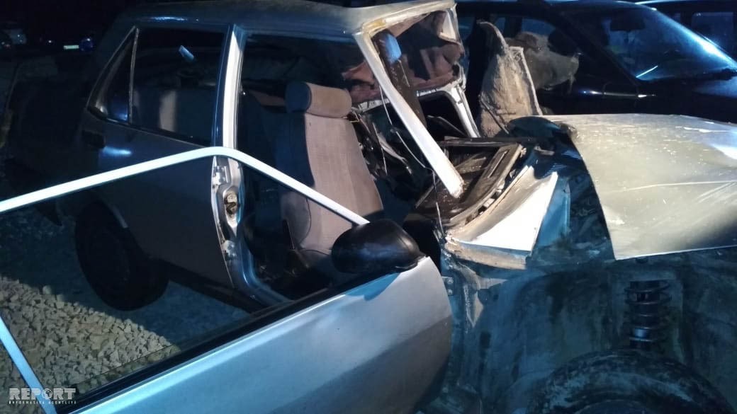 Bakıda Tofaş divara çırpıldı    - ÖLƏNLƏR VAR (FOTO)