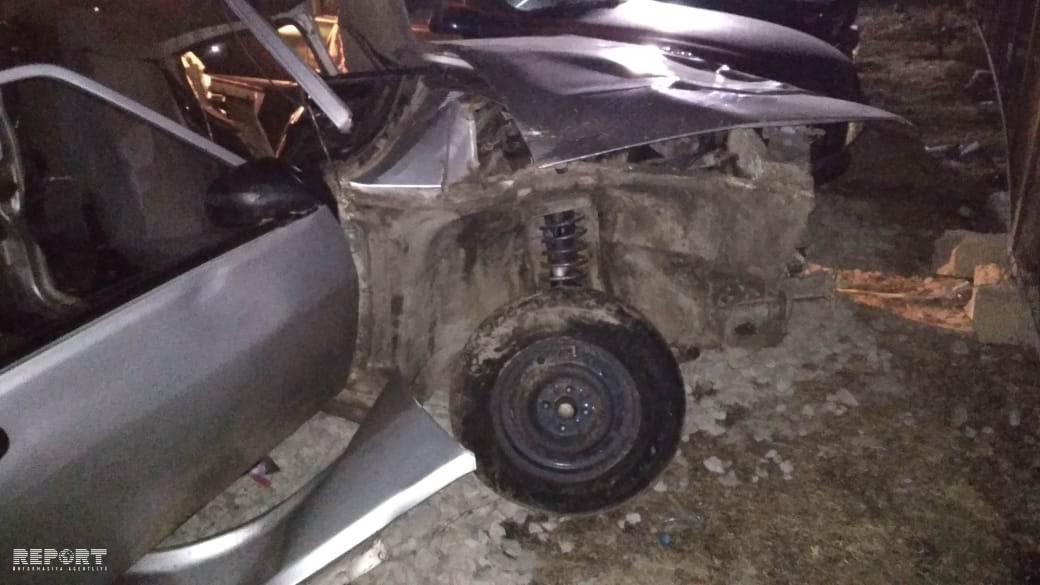 Bakıda Tofaş divara çırpıldı    - ÖLƏNLƏR VAR (FOTO)