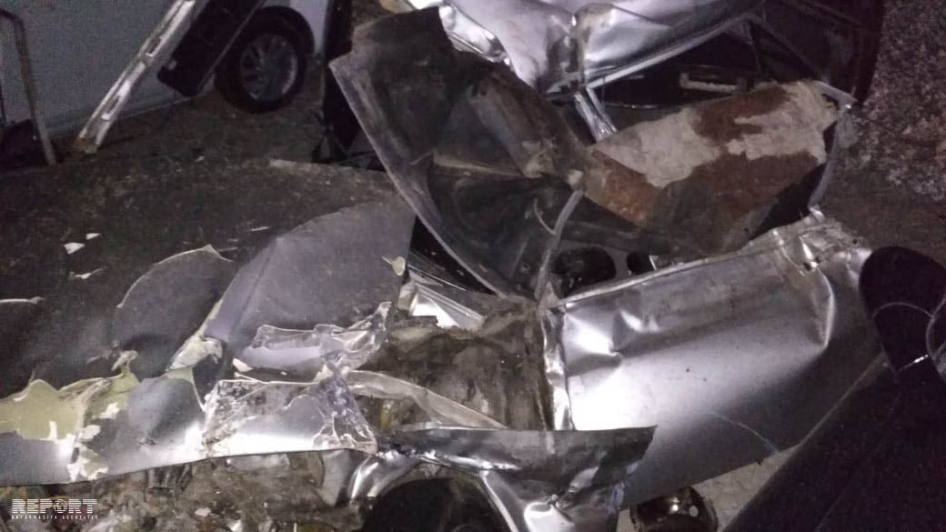 Bakıda Tofaş divara çırpıldı    - ÖLƏNLƏR VAR (FOTO)