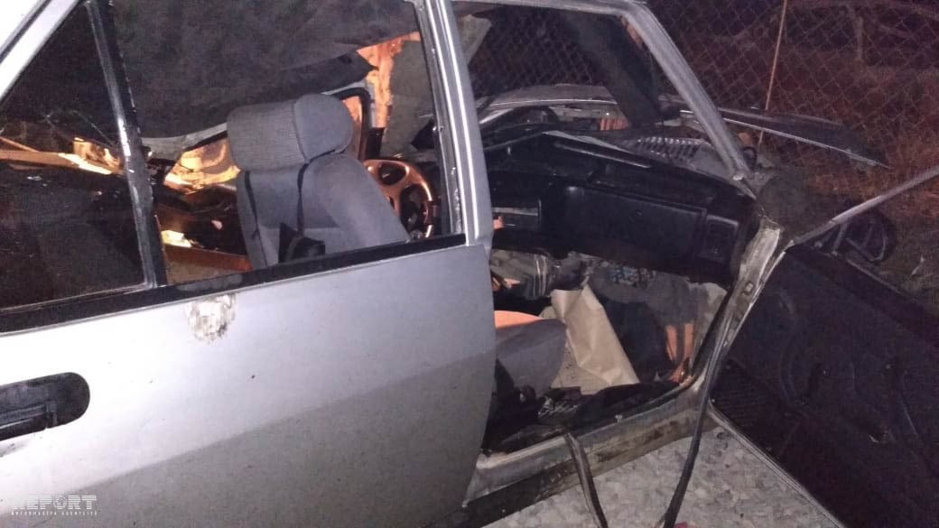 Bakıda Tofaş divara çırpıldı    - ÖLƏNLƏR VAR (FOTO)