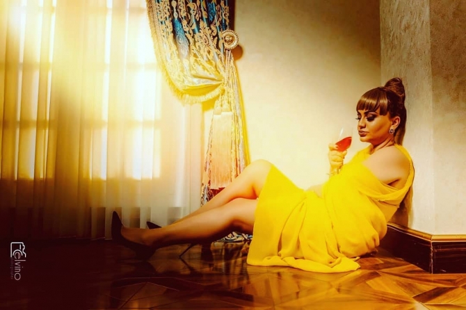 Azərbaycanlı aktrisa yarıçılpaq vəziyyətdə    - FOTOLAR