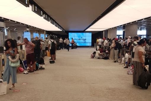 Bakı aeroportunda    PROBLEM - Yüzlərlə insan...