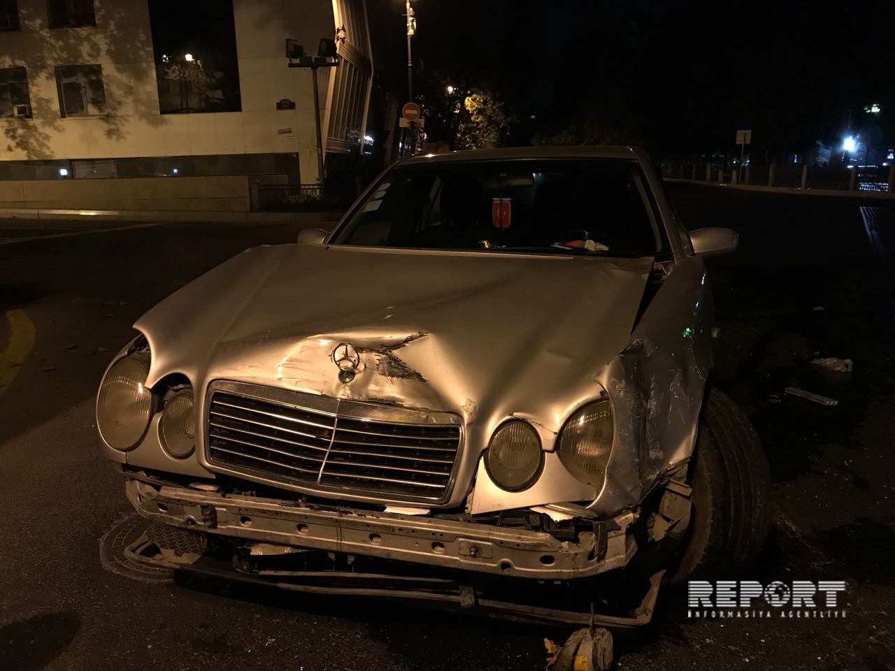 Taksi qırmızı işıqdan keçərək qəza törətdi  - yaralılar var  - FOTO  