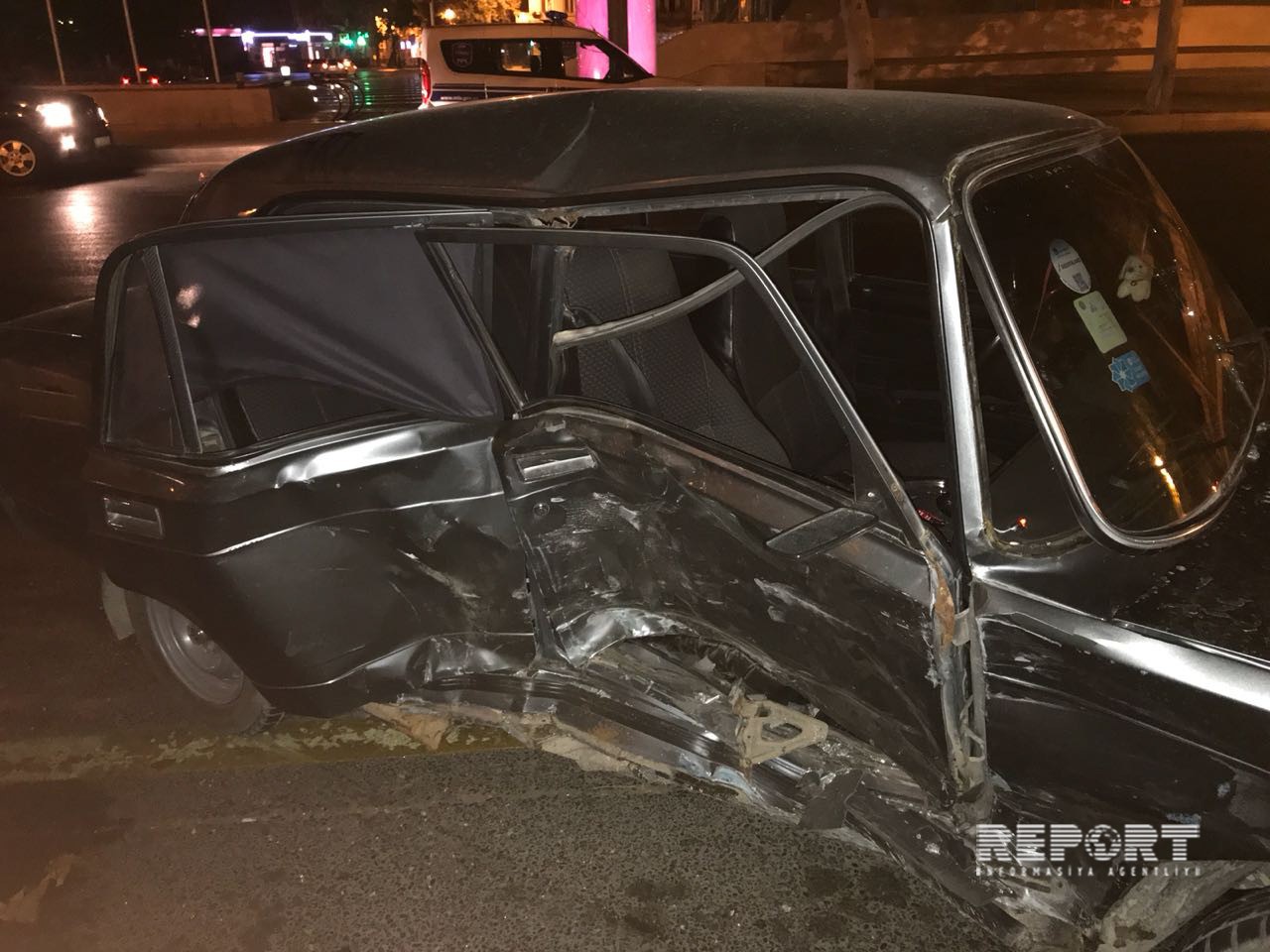 Taksi qırmızı işıqdan keçərək qəza törətdi  - yaralılar var  - FOTO  