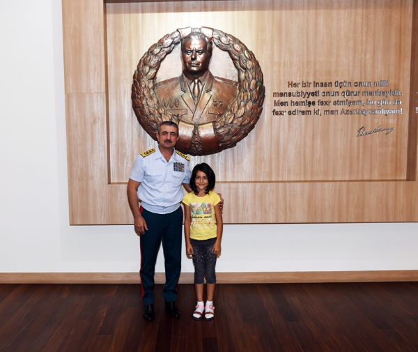 General at çapan 9 yaşlı qızla görüşdü -  FOTO-VİDEO