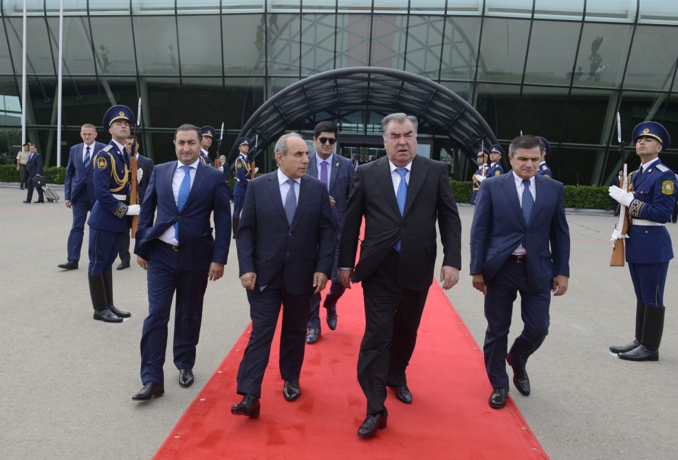 Bakıdan geri döndü və razılığını bu hərəkətlə bildirdi -  FOTOLAR