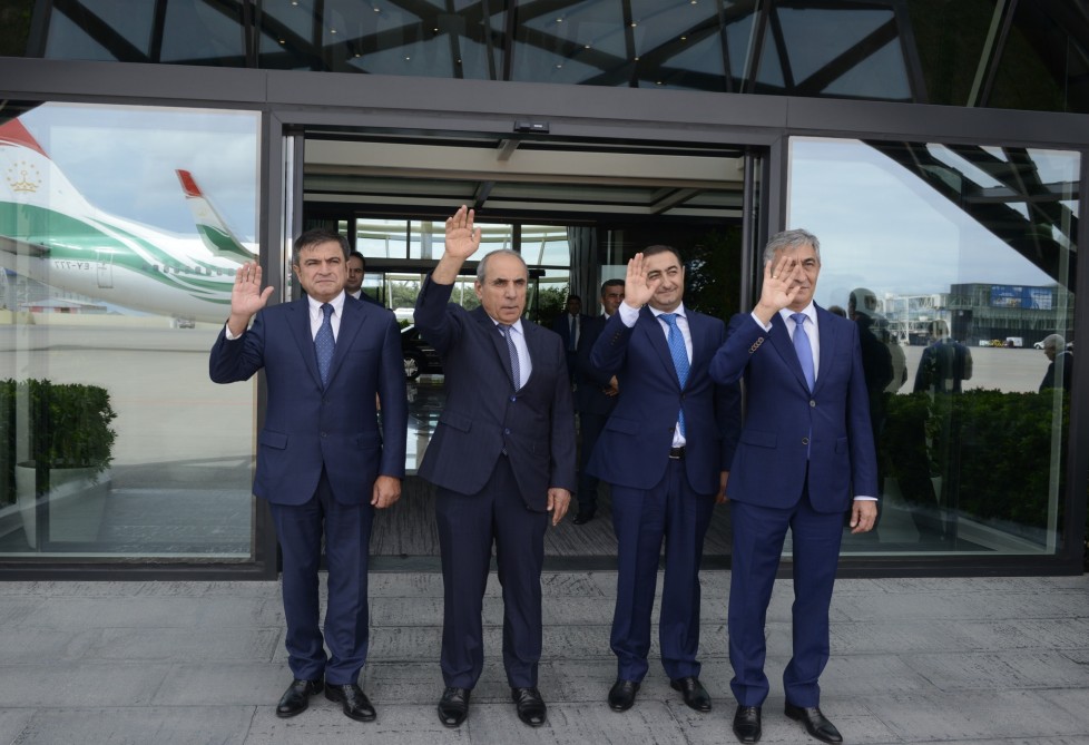 Bakıdan geri döndü və razılığını bu hərəkətlə bildirdi -  FOTOLAR
