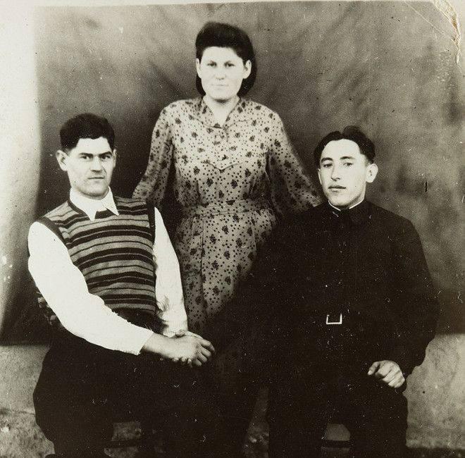 Niyə şəkil çəkdirəndə insanlar əllərini bir-birinin çiyninə qoyurdular? â€“  FOTOLAR