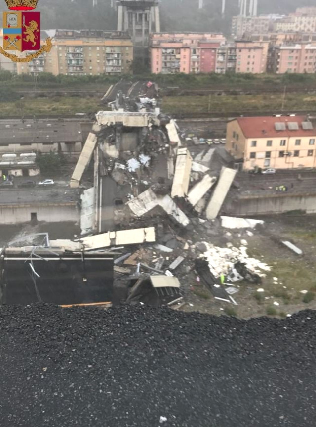 İtaliyada avtomobil körpüsü uçdu -  Ölən və yaralılar var FOTO-VİDEO