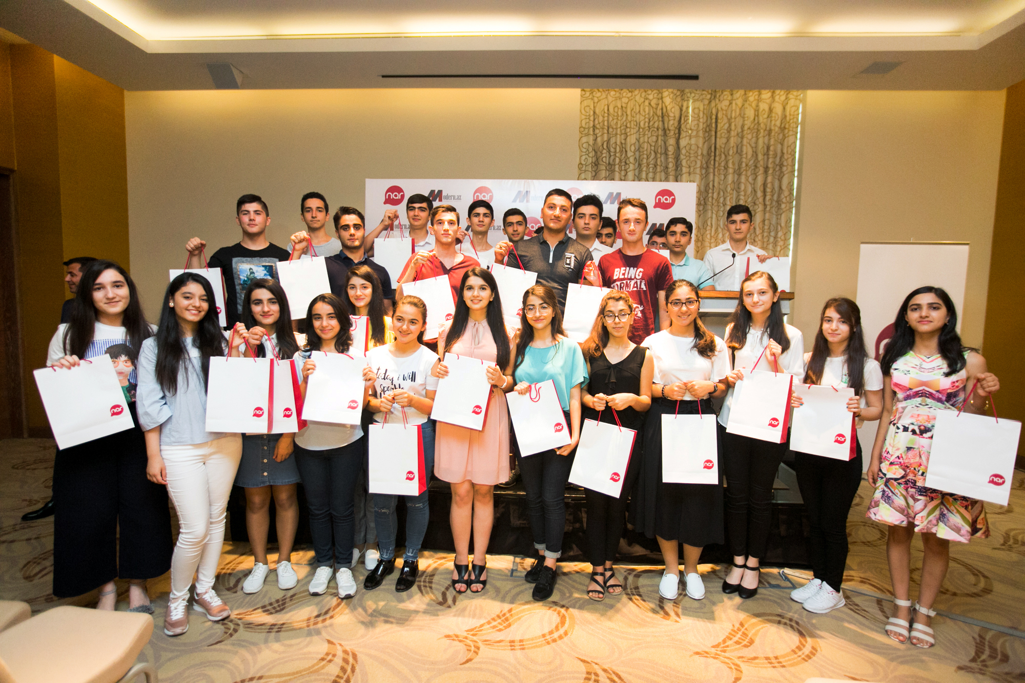 Nar 700 bal toplamış abituriyentləri mükafatlandırdı  - FOTOLAR