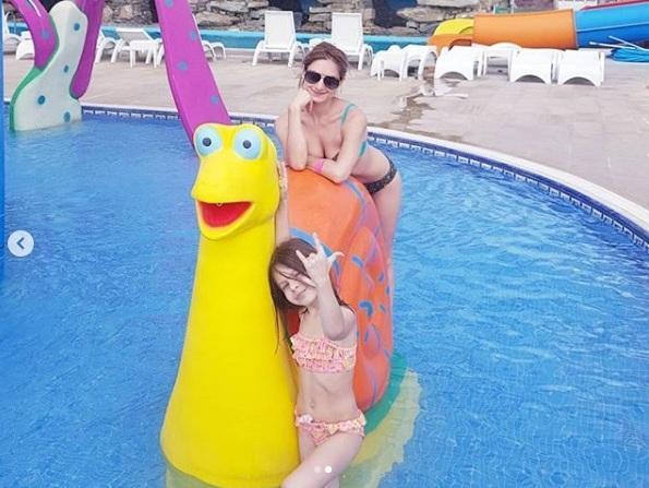 Cazibədar aktrisa yay tətilini Bakıda keçirir:  Xəzər dənizinə heyranam... FOTO