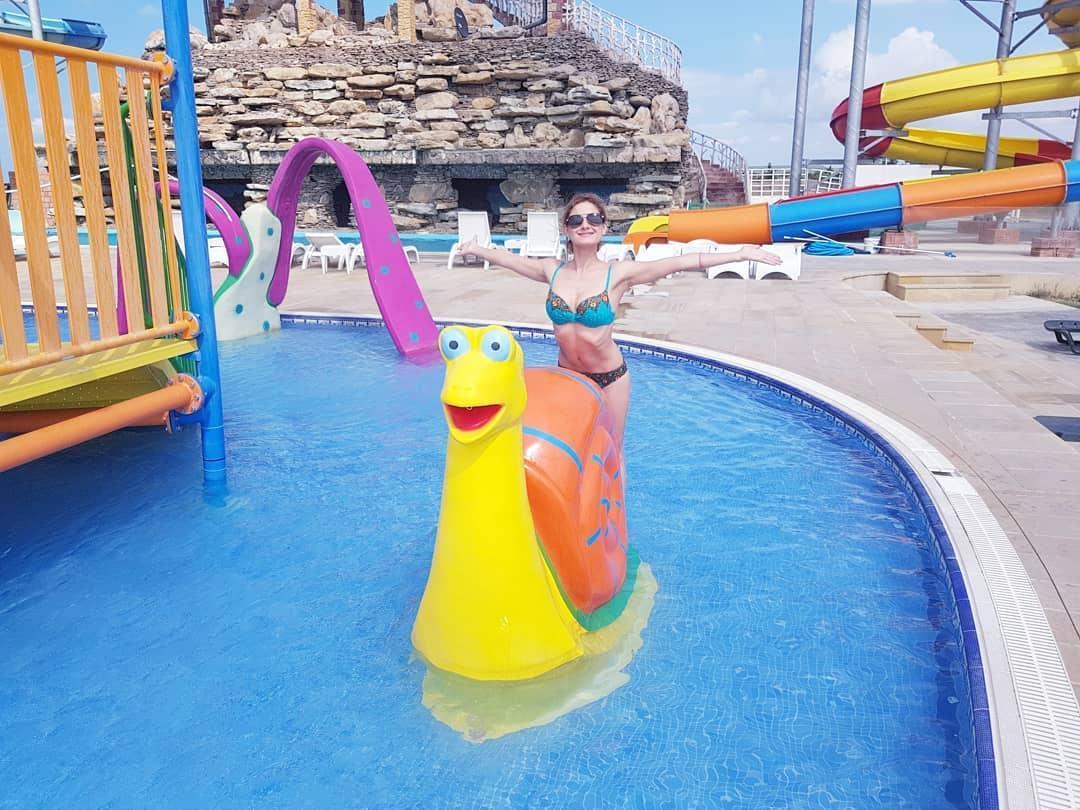 Cazibədar aktrisa yay tətilini Bakıda keçirir:  Xəzər dənizinə heyranam... FOTO