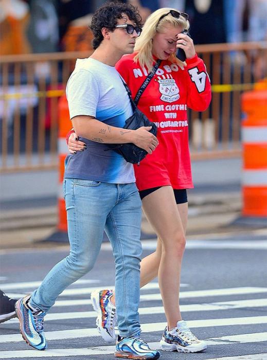 Məşhur aktrisa küçənin ortasında ağladı   - Nişanlısı isə... FOTO