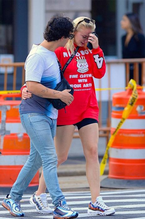 Məşhur aktrisa küçənin ortasında ağladı   - Nişanlısı isə... FOTO