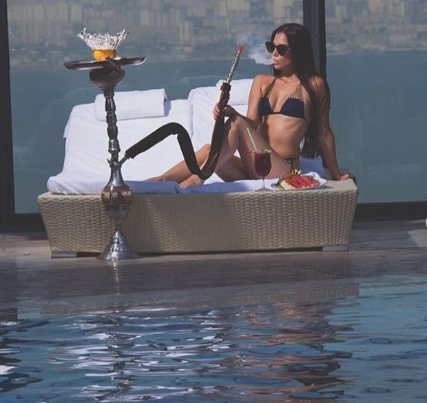 Azərbaycanlı model çimərlik geyimində fotokamera qarşısına keçdi -  FOTOLAR