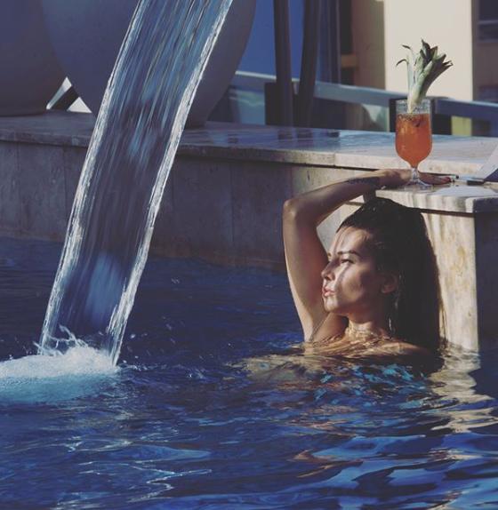 Azərbaycanlı model çimərlik geyimində fotokamera qarşısına keçdi -  FOTOLAR