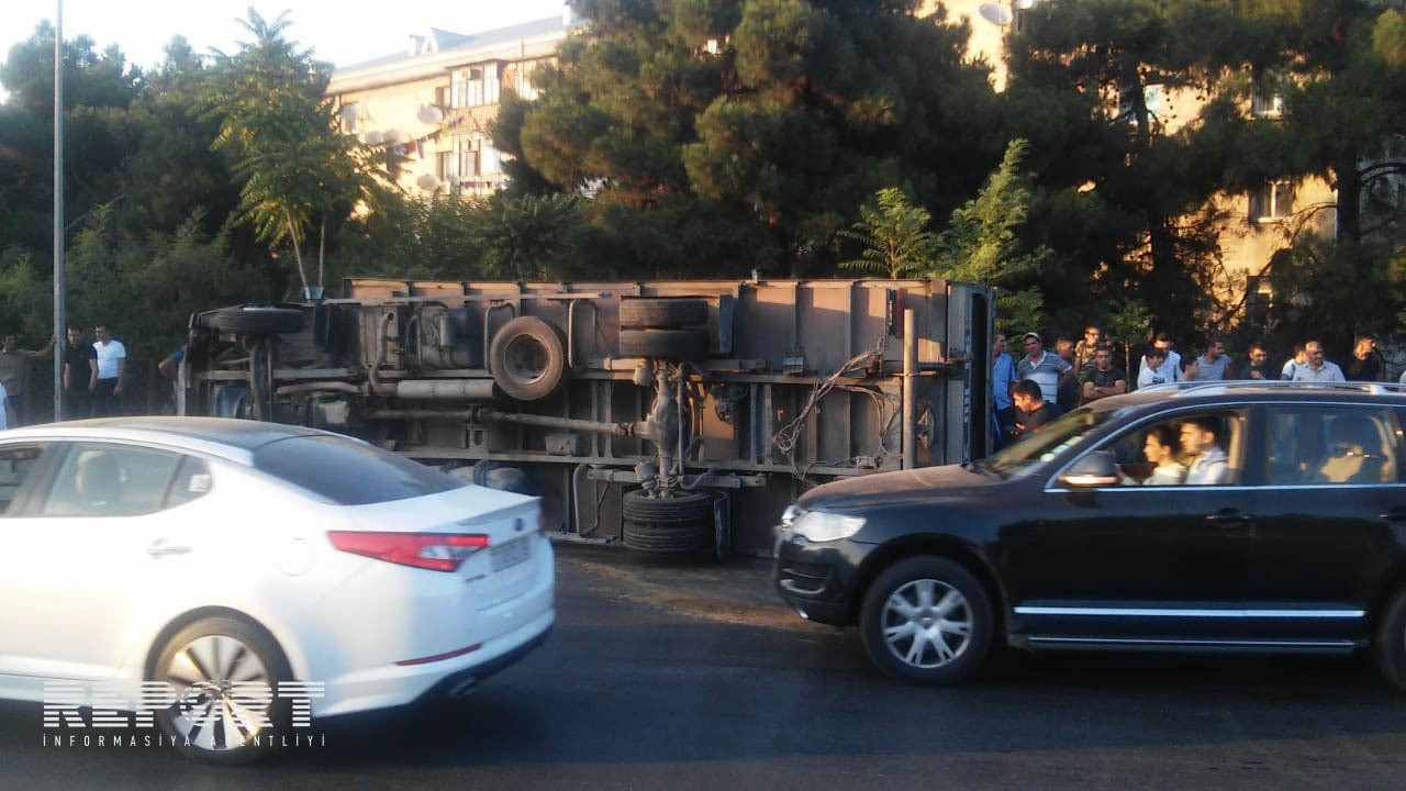 Bakıda heyvanları daşıyan yük maşını aşdı -  FOTO