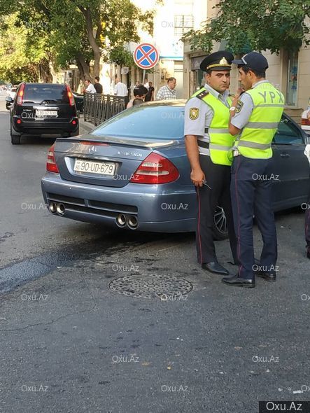Bakının mərkəzində qəza -  Mercedes divara çırpıldı  (FOTO)