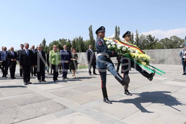Merkel qondarma erməni soyqırımı abidəsini ziyarət etdi    - FOTOLAR