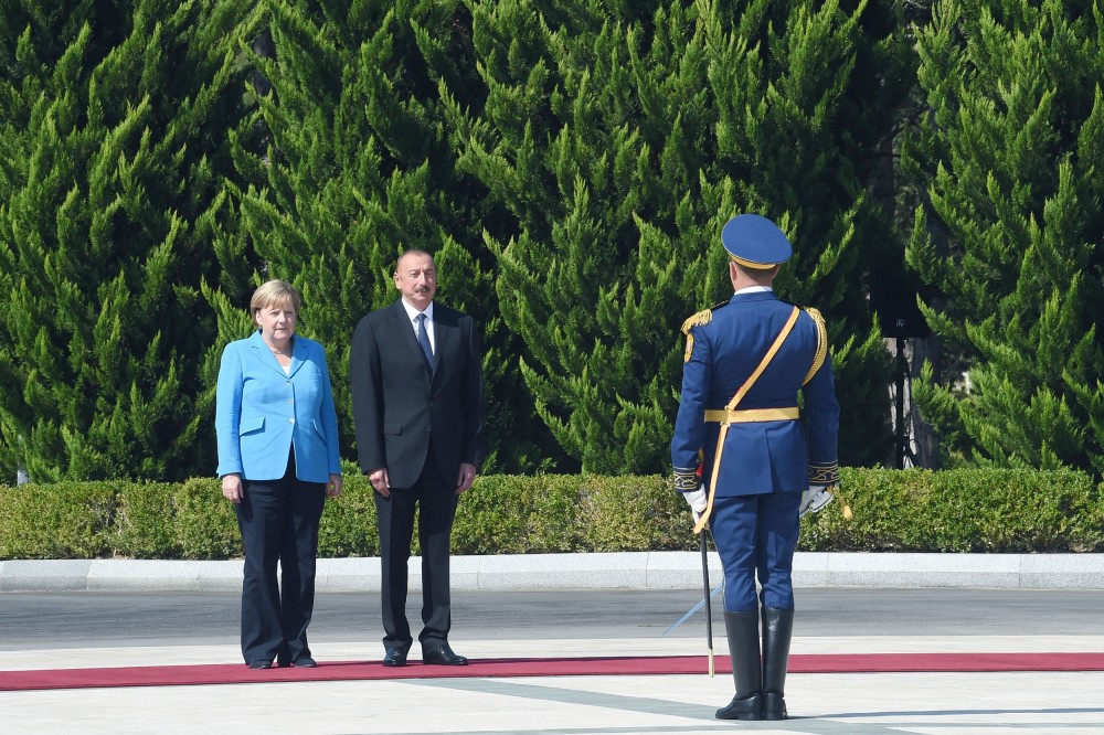 Angela Merkelin rəsmi qarşılanma mərasimi oldu -  FOTOLAR